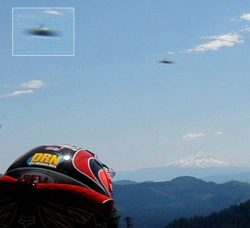 Photographie d’un hélicoptère poursuivant un OVNI ( O.V.N.I ) Ufo_da10