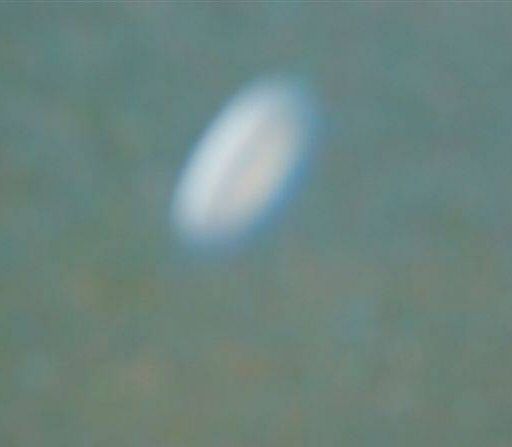 Photographie d’un hélicoptère poursuivant un OVNI ( O.V.N.I ) Ufo_or10