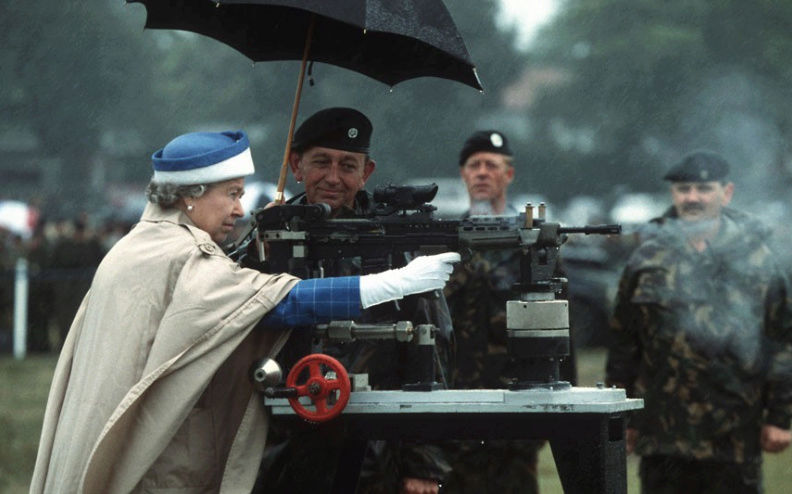 RITUALES SECRETOS PARA LA GUARDIA DE ISABEL II Grenad17