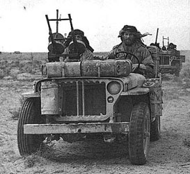 [TAMIYA] Jeep WILLY'S SAS en patrouille dans le désert Lybien Réf 35033 Comman10