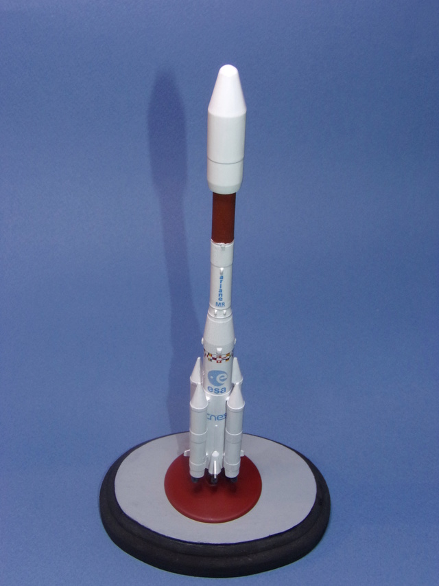 [Heller cadet] Fusée Ariane IV Ech 1/288. 100_0917
