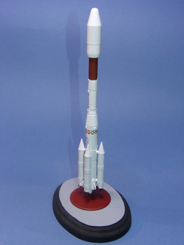 [Heller cadet] Fusée Ariane IV Ech 1/288. 100_0918