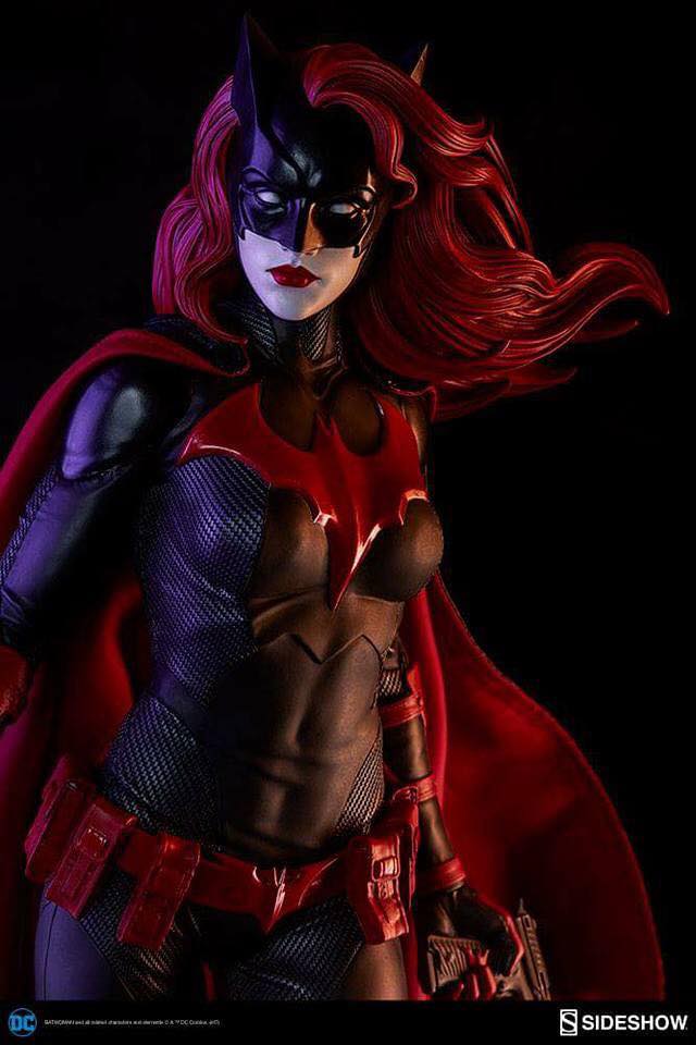 BATWOMAN PREMIUM FORMAT 22310610