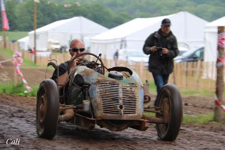 Un tricyclecar à louer pour mon mariage en Ardèche ? 32399210