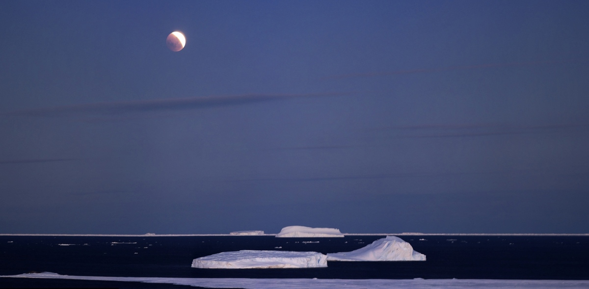 Eclipse de lune du 02 février au dessus des icebergs 3qkvw10