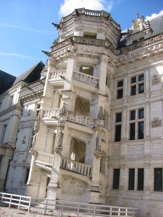 Les châteaux de la Loire - Page 4 Escali10