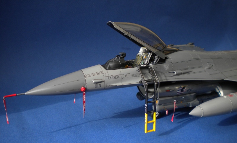 F-16 CG Block 40 E " Wolf Pack" Academy 1/32 . Dscn0110
