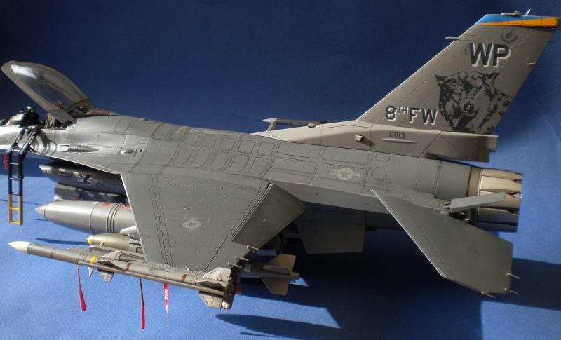 F-16 CG Block 40 E " Wolf Pack" Academy 1/32 . Dscn0111
