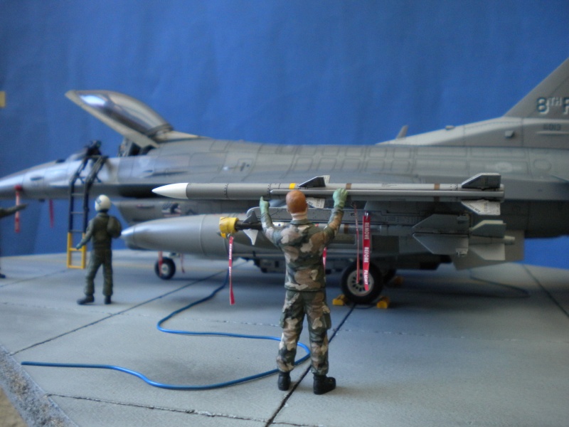 F-16 CG Block 40 E " Wolf Pack" Academy 1/32 . Photo_12