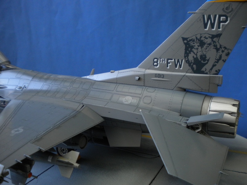 F-16 CG Block 40 E " Wolf Pack" Academy 1/32 . Photo_13