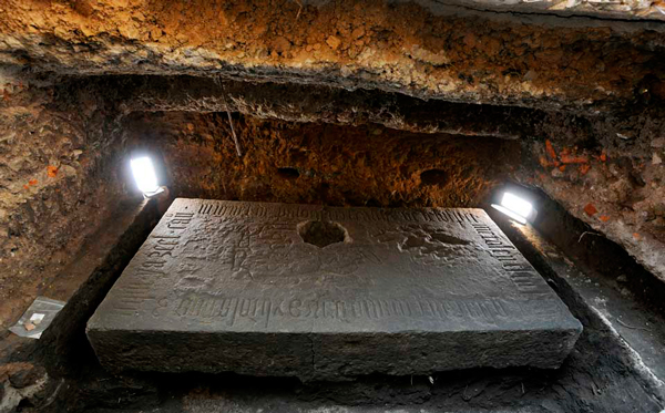 Descubren lápida azteca en la Catedral de la CDMX Lapida10