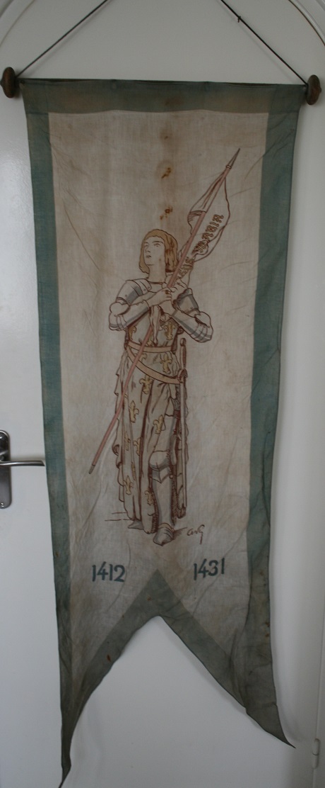 signature sur fanion Jeanne d' Arc Img_7010