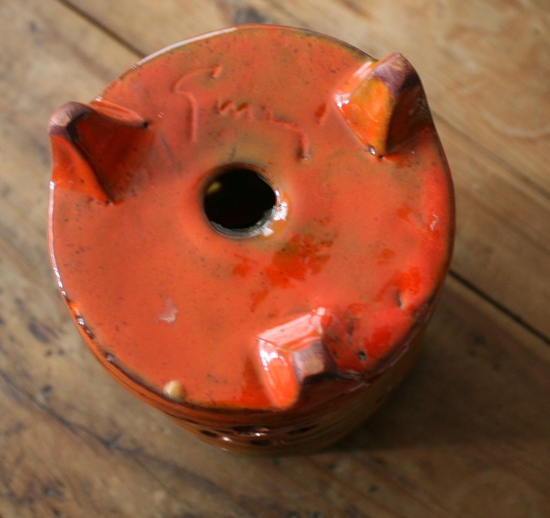 un bougeoir photophore forme cylindre perforé émail tons orange signtaure à identifier Img_7912