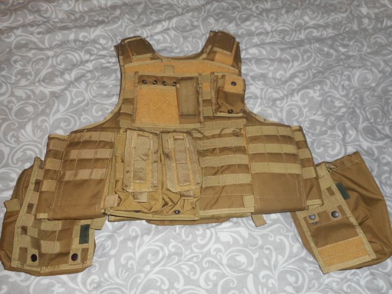 Gilet tactique Defcon5 TAN avec différentes poches Dscn2110