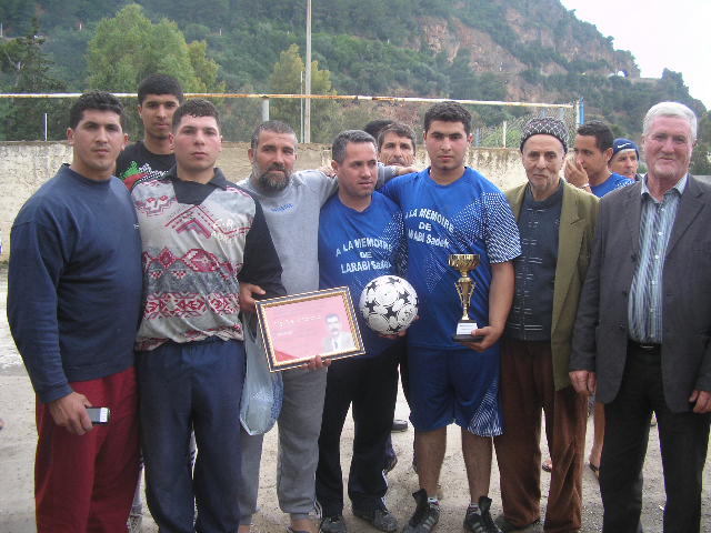 Match Gala à la mémoire de Larabi Sadek (ex-joueur CRBAokas) - Page 4 P1010233