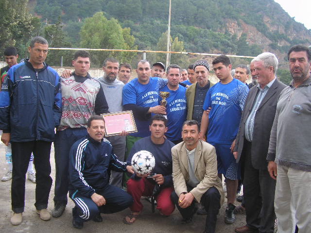 Match Gala à la mémoire de Larabi Sadek (ex-joueur CRBAokas) - Page 4 P1010236