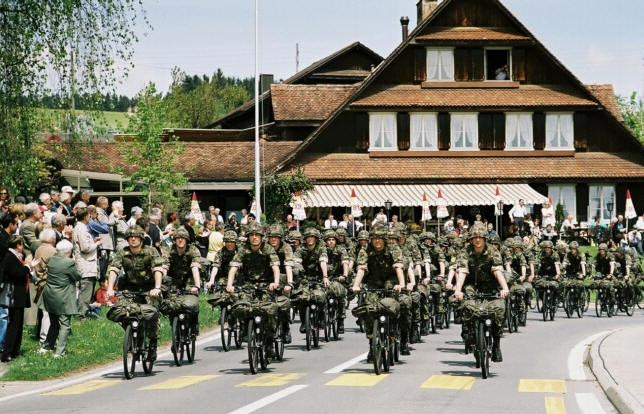 Les vélos militaires suisses Defile10