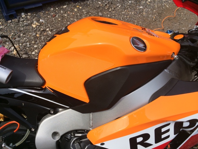 Changement de moto: CBR 1000 RR SP 2015 Repsol  - Page 2 Blogge10