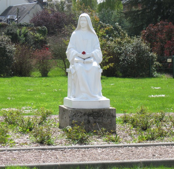 Statue Ste Thérèse - L'ERMITAGE - LISIEUX. Photos. 85744110