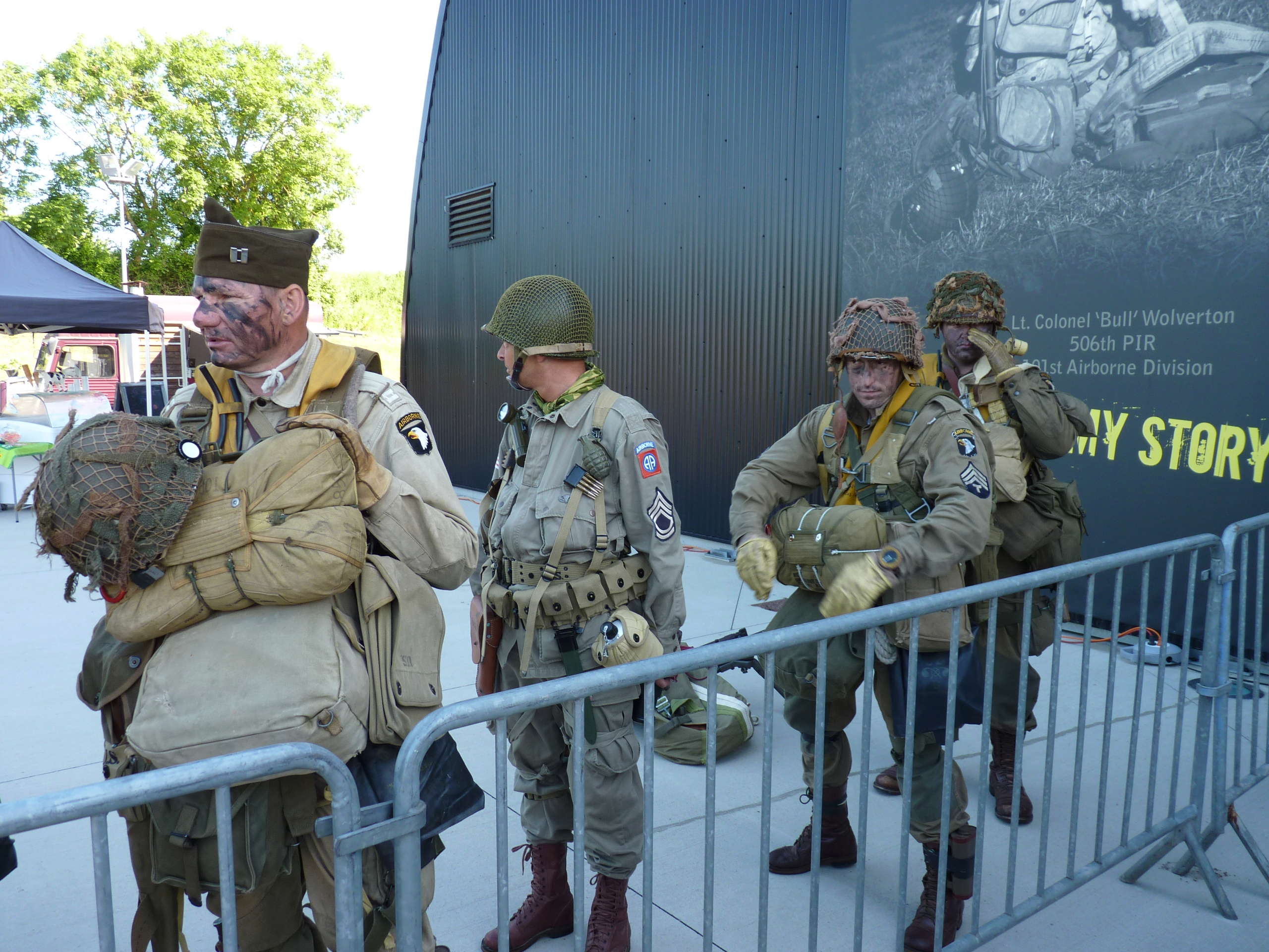 Vétérans et acteurs de BoB au musée D-Day Experience P1070113