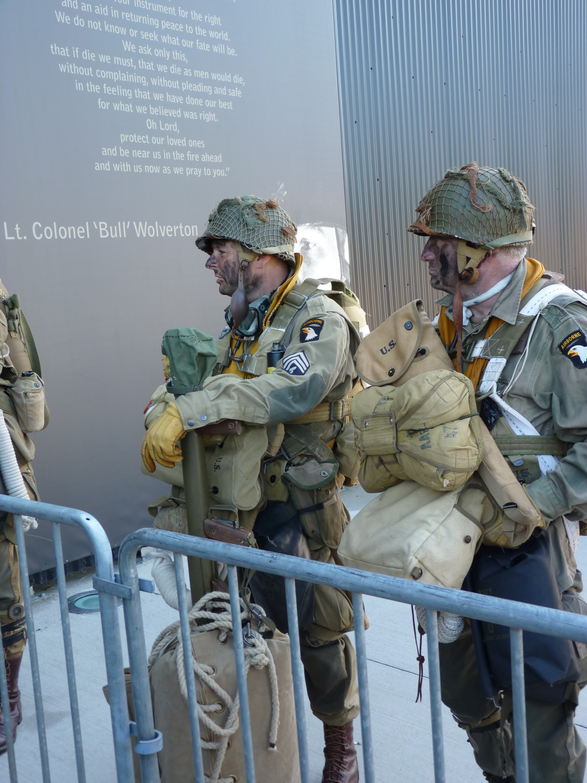 Vétérans et acteurs de BoB au musée D-Day Experience P1070117