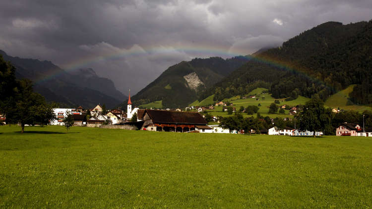 قرية سويسرية تعرض 25 ألف دولار لمن يعيش فيها 5a172810