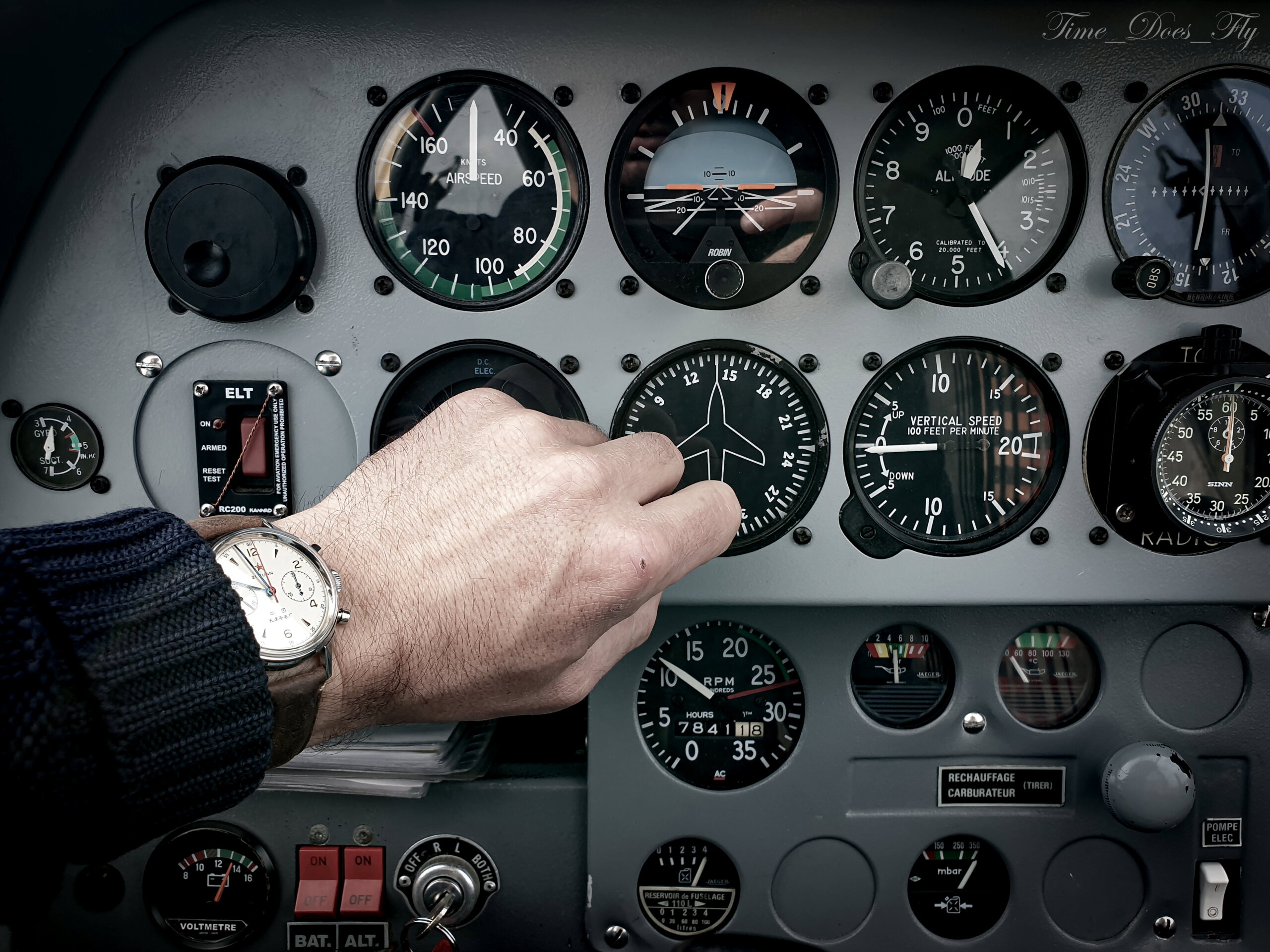 flieger - Feu de vos montres d'aviateur, ou inspirées du monde aéronautique - Page 10 20210443