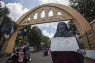 Yogya university cancels counseling program for 'niqab'-wearing students 176