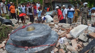 Zeker zeven doden door instorten kunstcentrum op Java  187