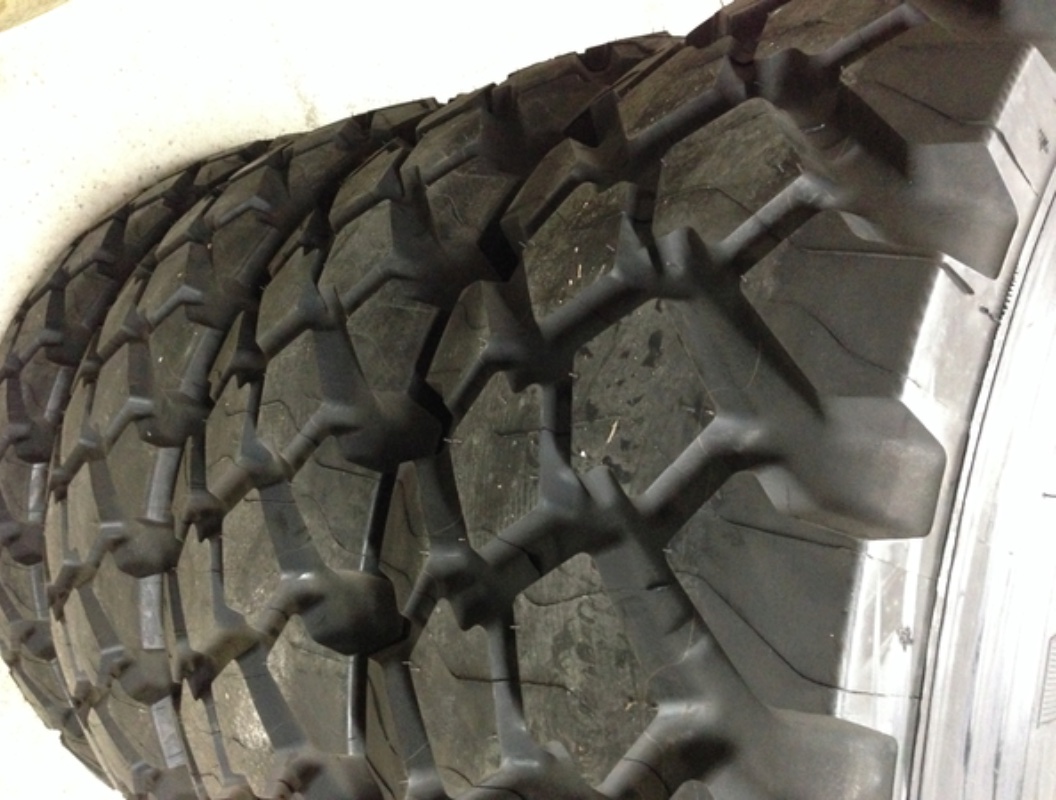 4 pneus Michelin XZL neufs Img_4510
