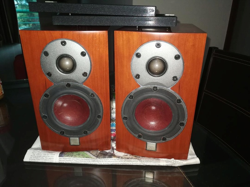 Two pairs Bookshelf speakers (used) Dali-511