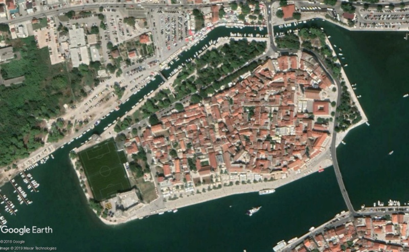 Terrains de foot insolites - Page 4 Trogir10