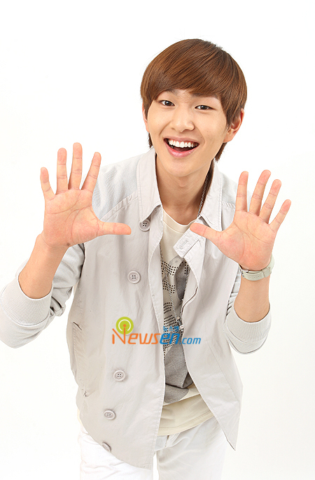 SHINee Onew injured front teeth 2 days before comeback stage 20090530