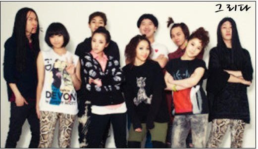 2NE1 poses with Big Bang 6827710