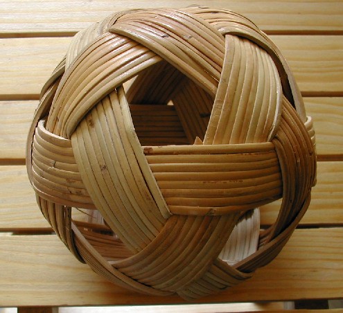 Construire des polyèdres en bois donc d'une certaine épaisseur Dscn0010