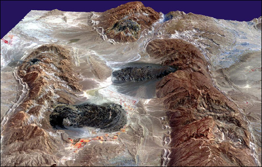 Glaciers de sel dans les montagnes Zagros d'Iran sortis du sol comme de la pâte dentifrice Iran3d10