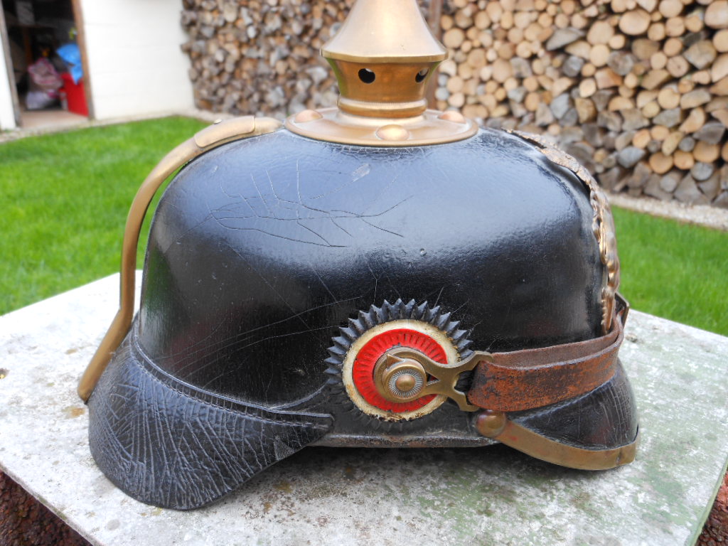 Un casque Bavarois qui parle de son porteur.. Dscn1875