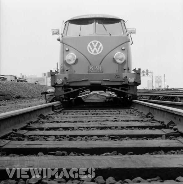 Photos d'époque Volkswagen & Porsche - Page 4 33740510