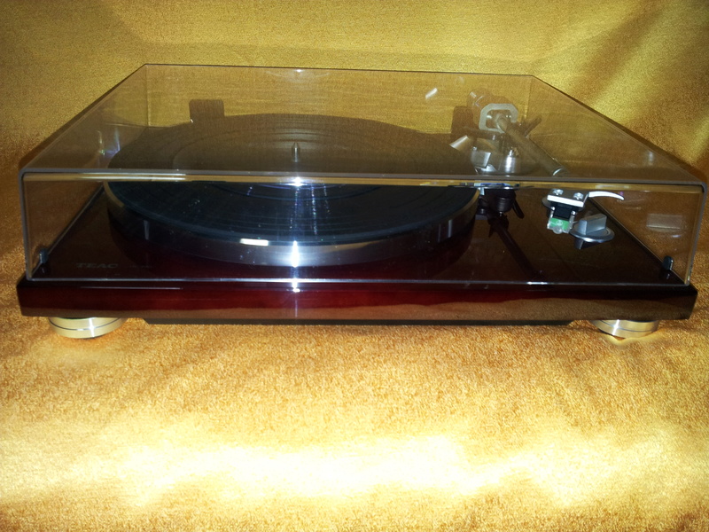 Teac TN-300 turntable with build in phono stage ( new- display )-sold