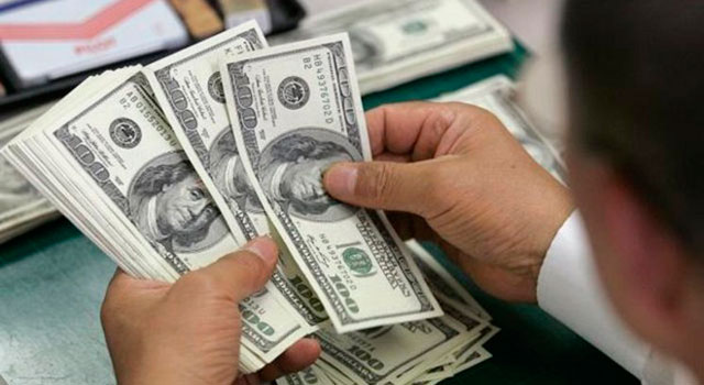 El dólar cerró con un nuevo récord y subió 54 centavos en la semana 00129