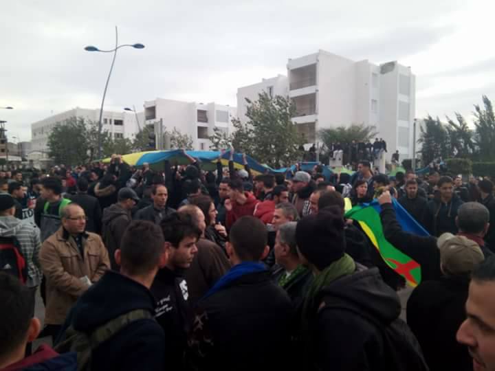 Grandiose marche pour Tamazight à Béjaïa le lundi 11 décembre 2017 1565