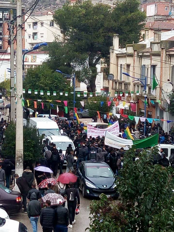 Imposante marche des lycéens à Kherrata le 17 décembre 2017 pour exiger une prise en charge sérieuse de notre langue ancestrale par les hautes autorités de ce pays  1730