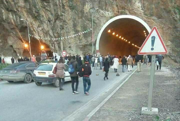 La RN 09 fermée par des citoyens à l'entrée du tunnel d'Aokas le dimanche 04 mars 2018 2109