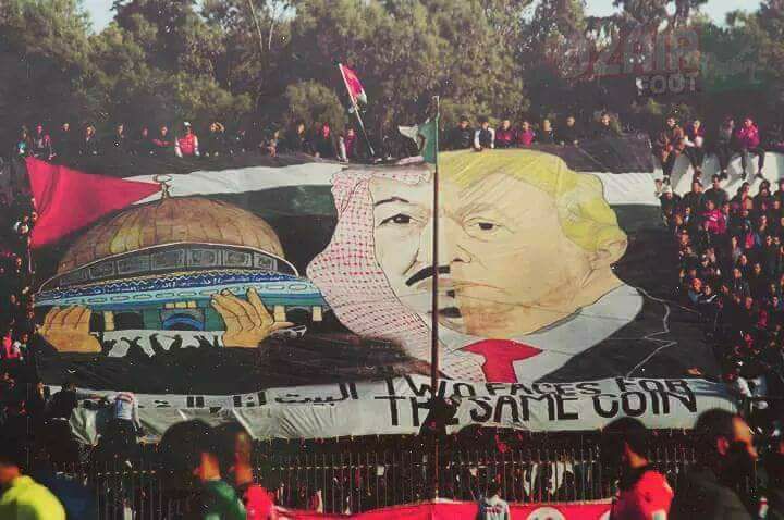la banderole géante Trump-Salmane déployée par des supporteurs de l’équipe de l’AS Ain M’lila continue à susciter la colère de l’Arabie saoudite. 436
