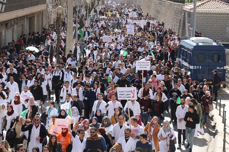 Marche massive des médecins résidents à Constantine le mercredi 28 fevrier 2018 450