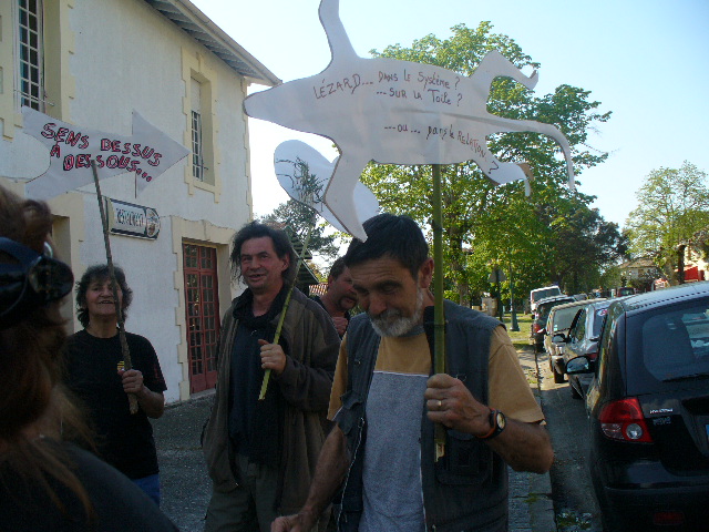 Une manifestation poétique à Mézos (Landes) en avril 2011 P1090611