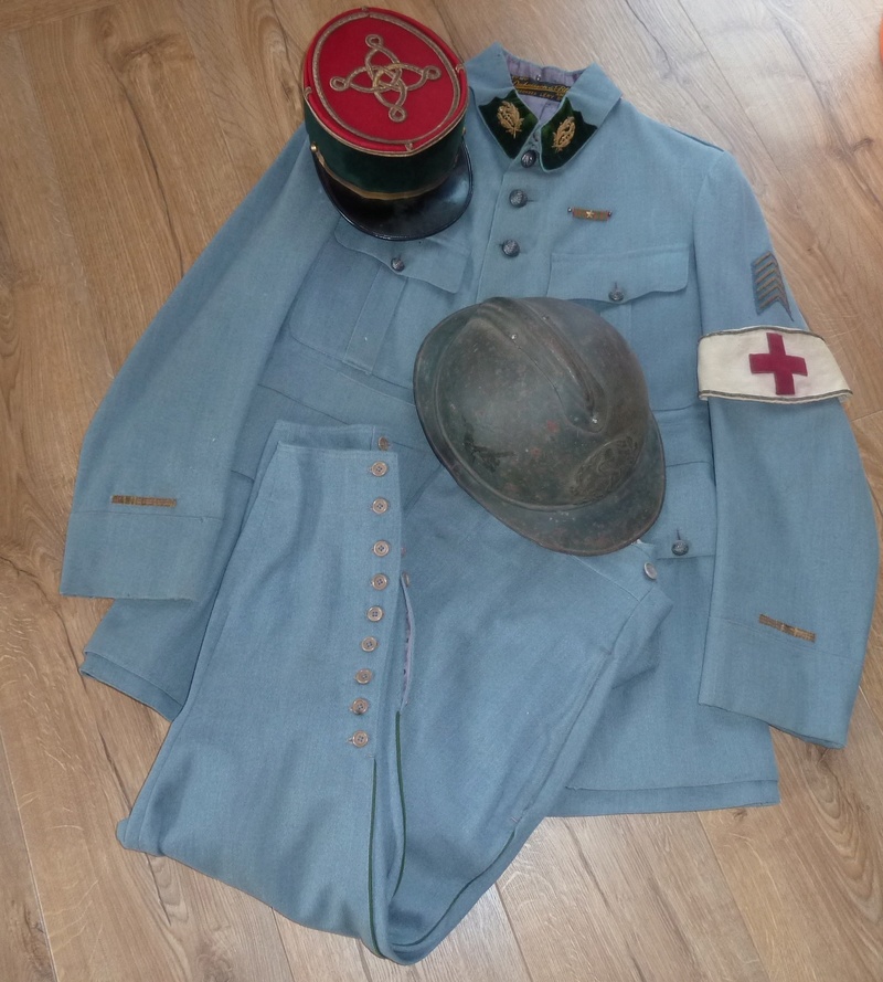 Les uniformes du service de santé  P1100064