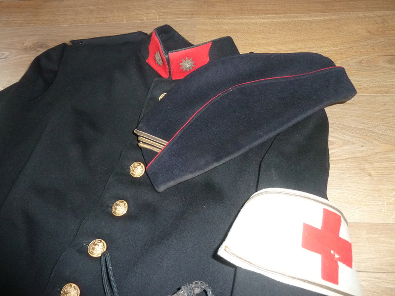 Les uniformes du service de santé  P1100216