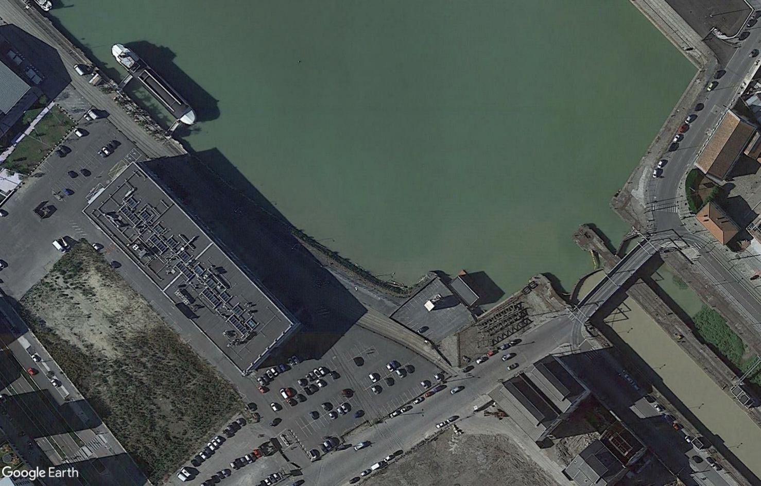 [Désormais visible dans GoogleEarth] Soucoupe volante Bordeaux France Soucou10