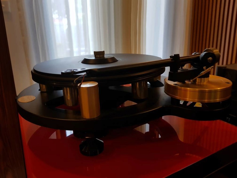JA Michell Gyro SE Turntable (Rare Gold Colour) with RB300 tonearm. Special-ordered in black finish. Michel13